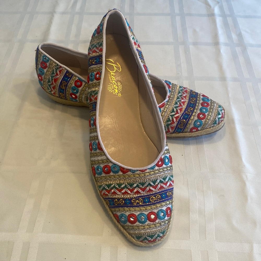 New WOT Beacon Phoenix Espadrilles Embroidered Paillettes size 11M with heel.